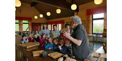 Vorschulkinder in der „Galerie“ von Stadtpfarrer Kowal (Foto: Karl-Franz Thiede)